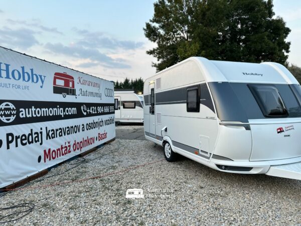Hobby De luxe 400SFe 2023 - koberce, USB, Sprchový set