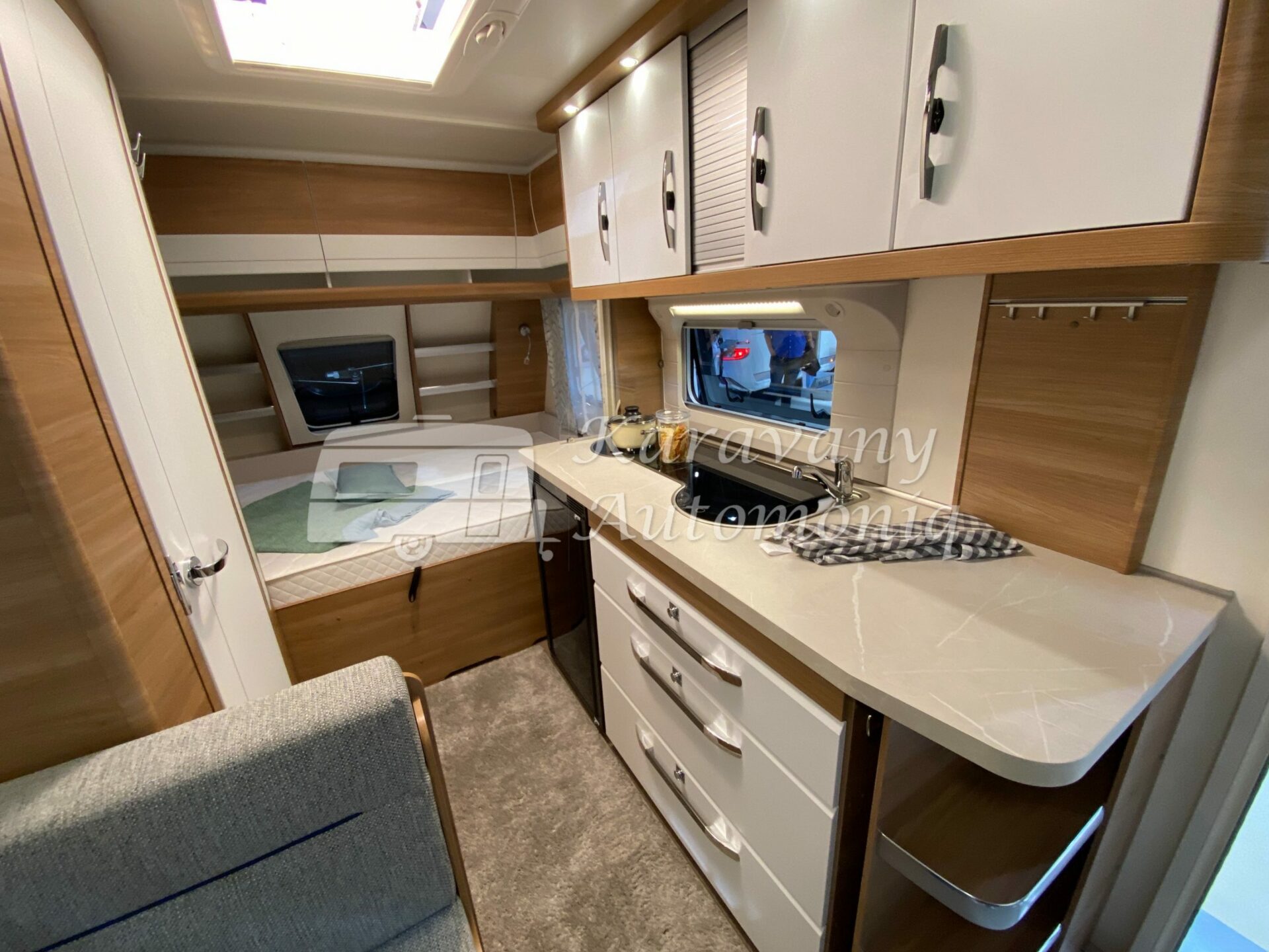Na objednávku Karavan 2024 model Hobby De Luxe 440 SF