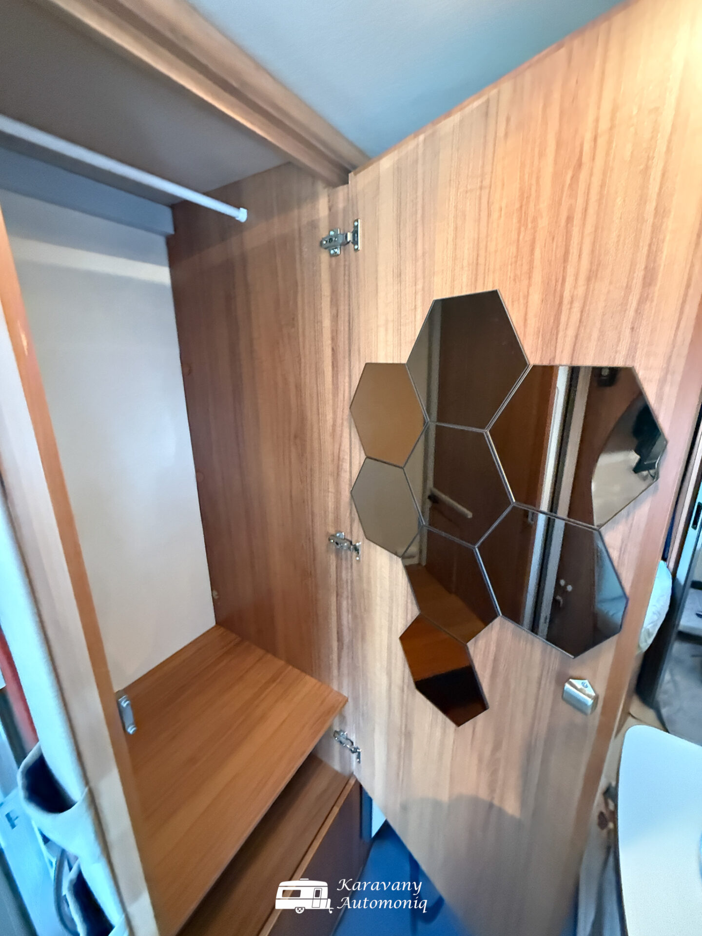 Eura Mobil IS 670 SB Markíza, Klíma, Solar, Ťažné, Trezor, Vzduchový p., Vyr. nohy, Kemping set